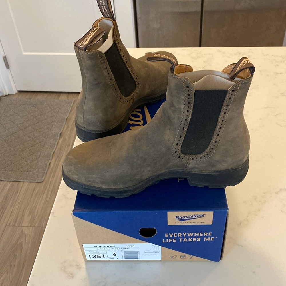 Blundstone elastic sided boot lined in rustic brown. USAM 7; USAW 9